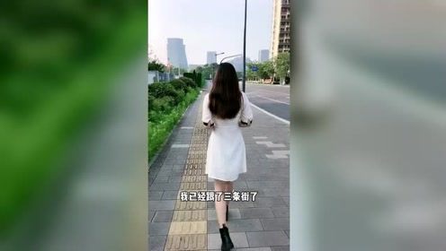 美女你好，我看你特别像我前女友，但是你比她