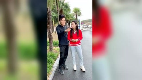 男人的套路太深了，不但让美女把衣服脱下来还