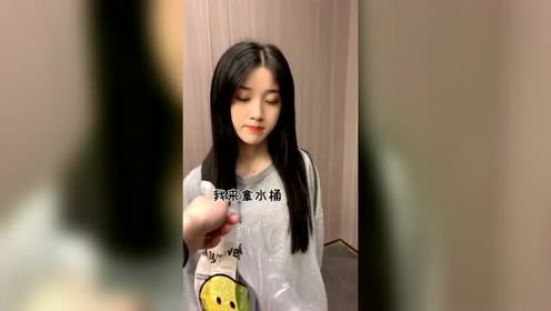 这就是你拧不开瓶盖的女友！美女抱起水桶那刻