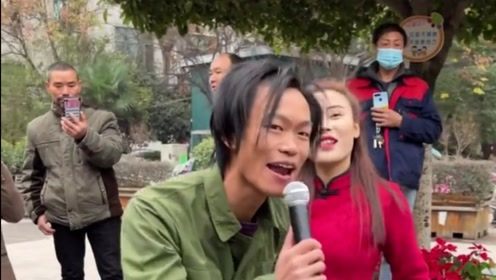 乞丐又来公园卖唱了，没想到美女在旁边伴舞，