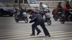 铁道口两车剐蹭，路怒男疯狂叫嚣，辱骂后车司