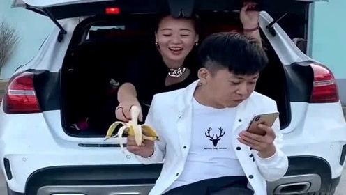 帅哥玩手机吃香蕉，被躲在车厢后的美女恶搞，