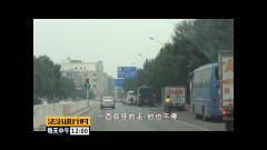 北京：疯狂轿车在街头见红灯就闯！又是套牌车