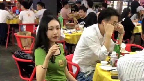 当美女说再上一轮羊腰子，众人都满脸黑线，看