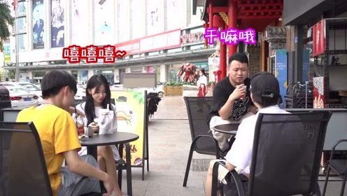 小伙街头恶搞相亲美女，小姐姐被4连击后彻底崩