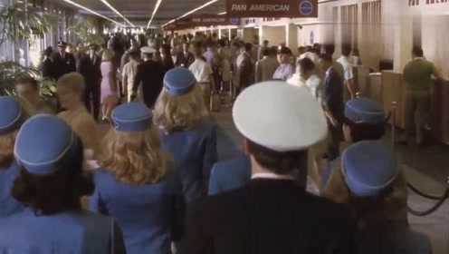 机场走进一群美女空姐，男人们看的两眼放光，