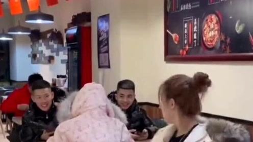 小姐姐在餐厅吃饭被恶搞，身后的美女实在是太
