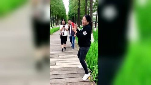 美女就在路边唱个歌，你来凑什么热闹，更何况