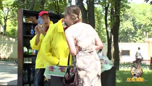 穿透肚子搞笑，就是生穿啊，国外大街上有趣