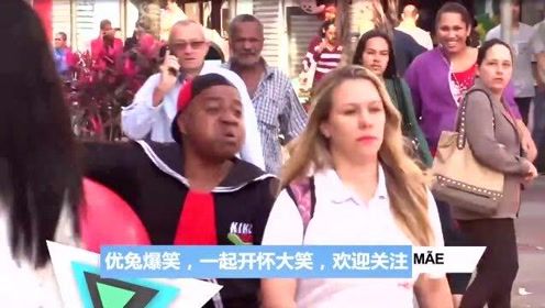 光头佬搞笑，是不是又要欠揍了，国外有趣街拍