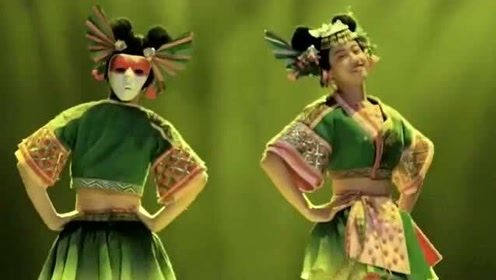 两位美女穿着绿油油的衣服跳舞，乍一看像是蔬