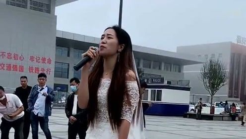 美女街头演唱《我这一生》，现实的歌词，唱出