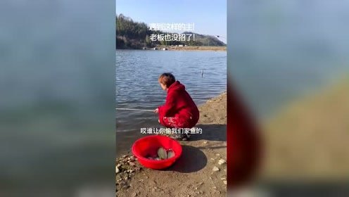 美女偷偷钓人家的鱼，被老板发现了迅速把鱼放