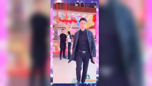 既然你俩都喜欢，就成全你俩吧，小哥哥太潇洒