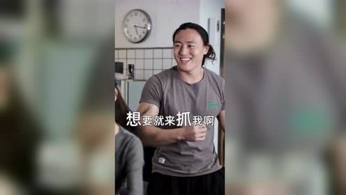 直男的世界你不懂，美女故意拿男子手机恶搞，