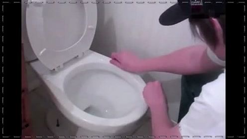 搞笑视频恶搞女朋友上厕所