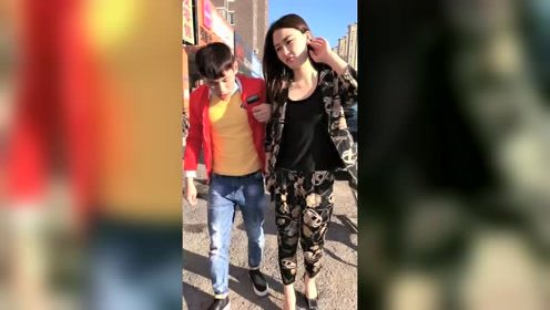 美女穿高跟鞋走路脚疼，男友心疼坏了，立马想