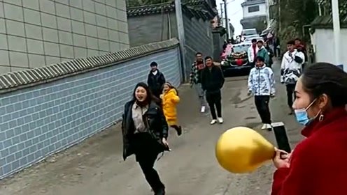 新娘子害怕被伴郎恶搞，下了婚车撒腿就跑，喜