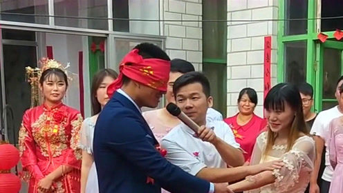 搞笑婚礼现场：新郎蒙着眼睛猜新娘，又被司仪