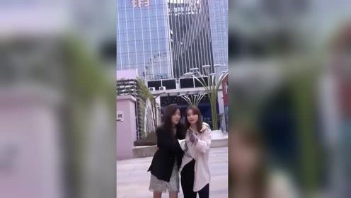 美女穿高跟鞋崴脚，没想到迎面撞见前男友，接