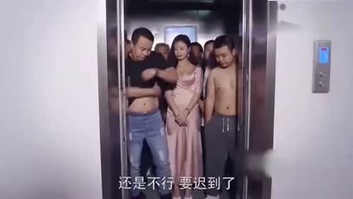 搞笑视频：美女坐电梯超重的后果 就不能下去一