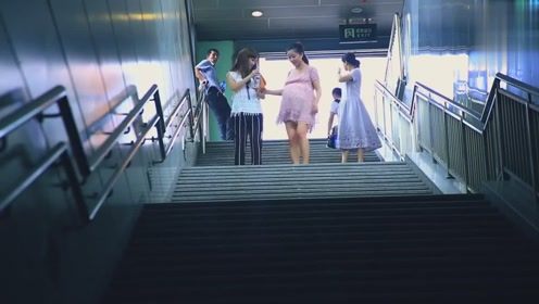 郑云最新搞笑视频，孕妇地铁抢帅哥座位！