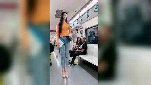 模特身高的美女坐地铁，旁边乘客的眼神搞笑了