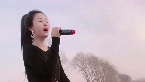 美女演唱一曲《可可托海的牧羊人》，伤感深情