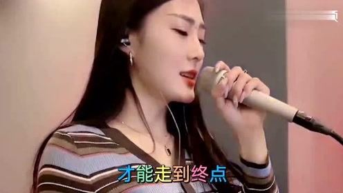 美女小姐姐翻唱黄家驹《光辉岁月》，再现经典