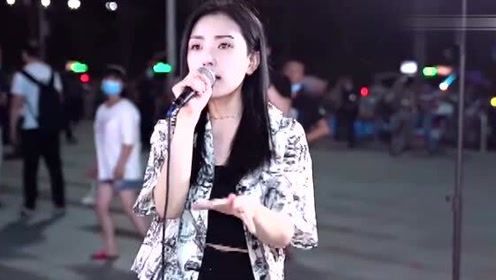 美女街头演唱一首《最后这一次》，歌声醉人，