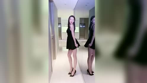 搞笑视频：美女大长腿！