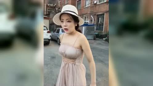 美女恶搞视频，不信你不笑