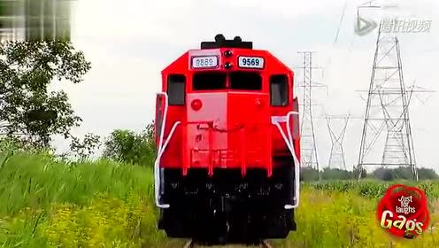 恶搞视频！火车要撞过来啦！