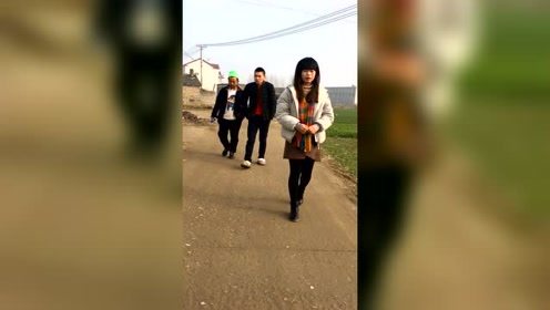 美女恶搞路人……