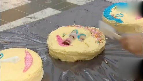国外恶搞视频：路人帮忙切蛋糕，结果蛋糕中切