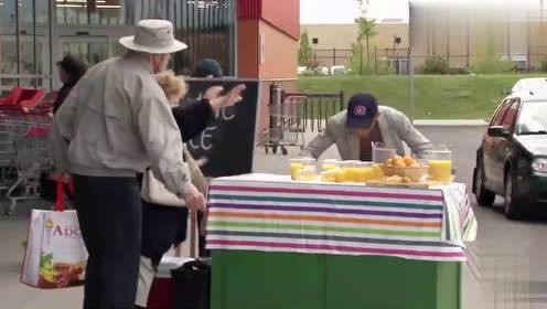 国外爆笑恶搞视频：老人直接把内裤揪出来擦桌