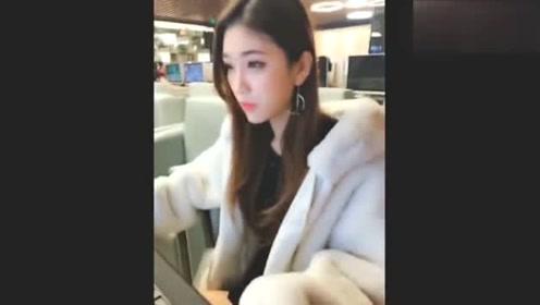 小伙恶搞网吧打游戏美女，竟送纸尿裤，妹子的