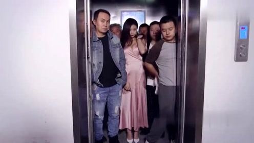 陈翔六点半：电梯超载靠脱衣服也能解决问题