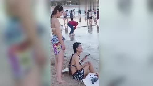 海边偶遇两位高颜值美女，肤白貌美大长腿，一