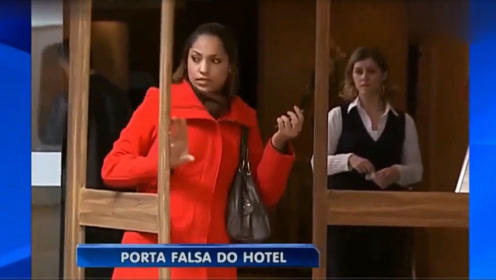 恶搞视频：酒店门没有玻璃,路人纷纷中招,被整懵