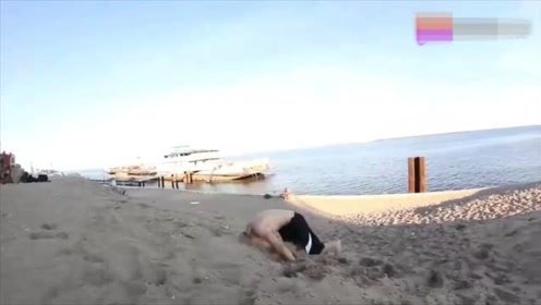 国外恶搞：美女沙滩跳跃，一头掉进沙子里，太