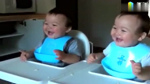在听什么笑话呢，双胞胎宝宝笑得好开心！