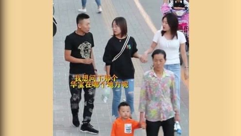 小伙街头恶搞美女，搞得小姐姐不知所措