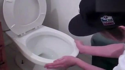 国外搞笑视频 恶搞女朋友上厕所 这酸爽没谁了！