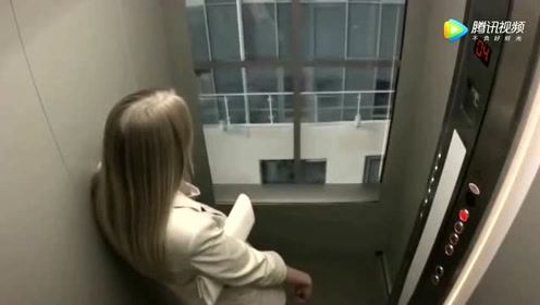 在电梯里恶搞美女，把人给吓趴了！