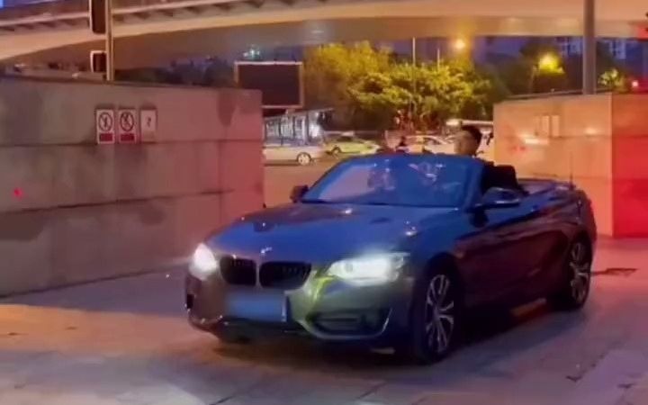 身高一米九开敞篷车，硬生生开出了玩具车的感
