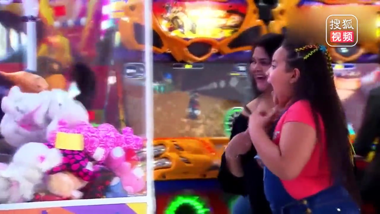 巴西爆笑恶搞：妹子们正专注玩娃娃机，被里面