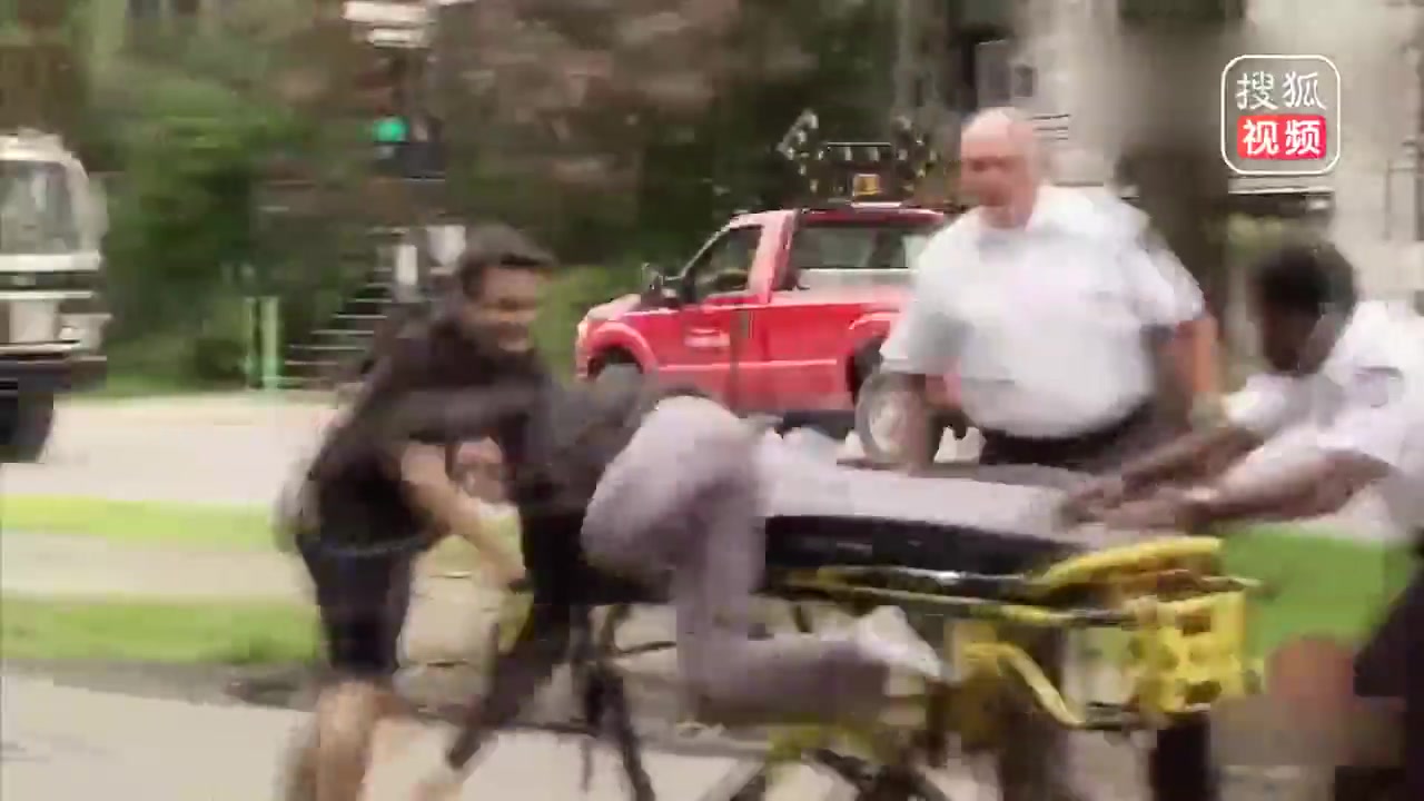 国外爆笑街头恶搞：救护人员摔翻女伤者一摔就