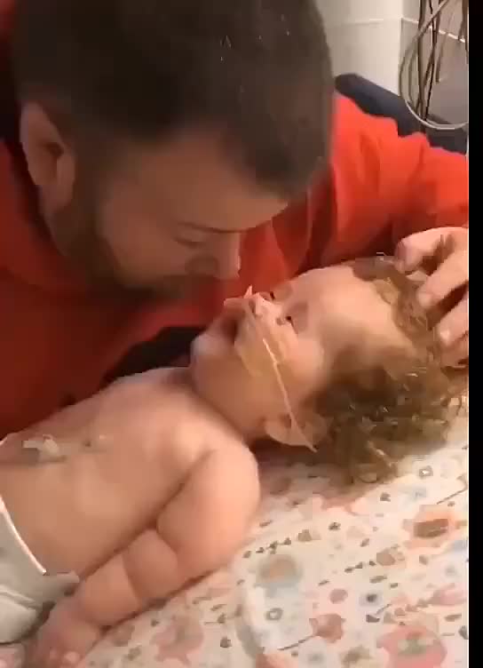 不可思议！婴儿得了重病，父亲望着病床上的他