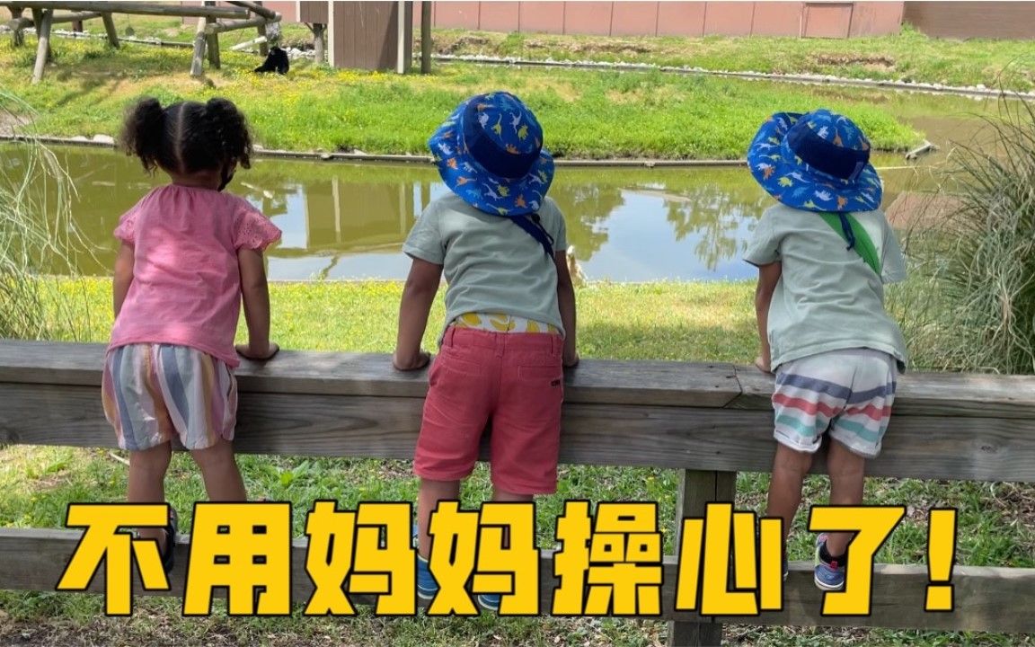 带美国5岁双胞胎去动物园，全程贴心照顾小妹妹